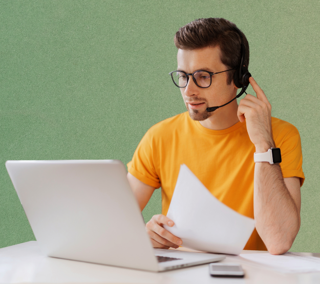 Edukator drzi prezentaciju - Krug znanja